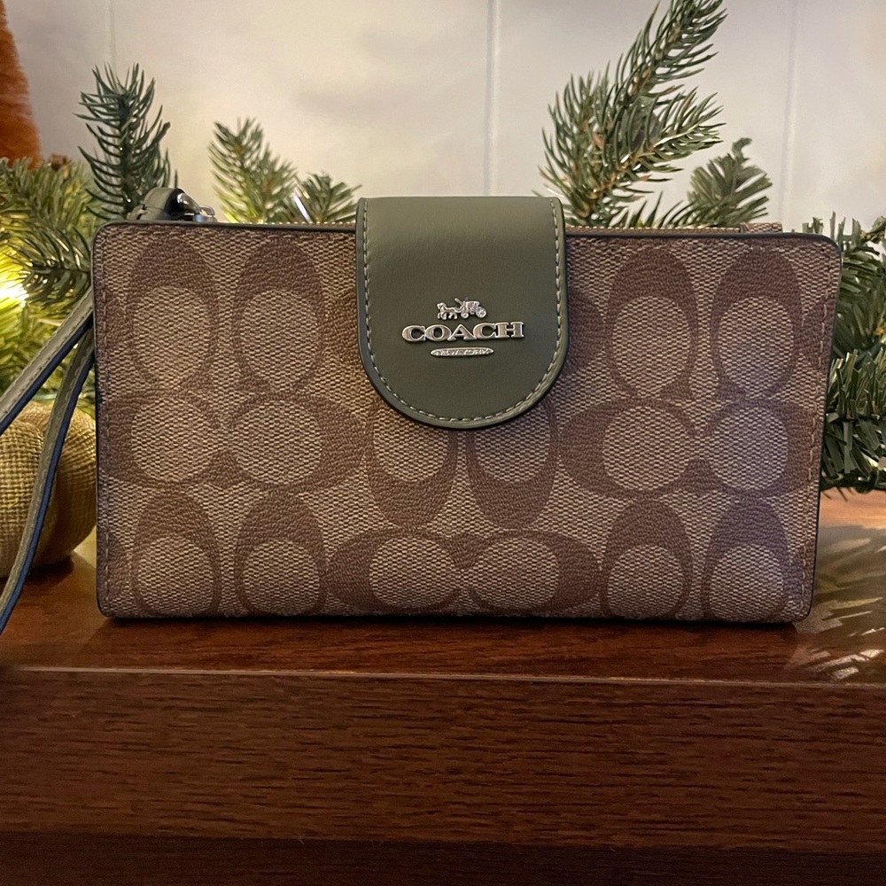 Smart phone wristlet